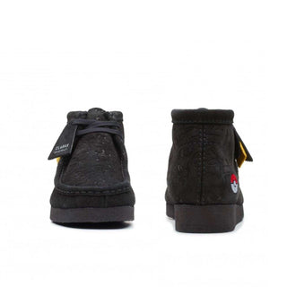Bota Hombre Clarks Originals Wallabee Pokemon Gamuza Negro