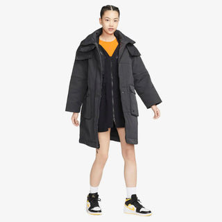 Chamarra Mujer Jordan 23 Engineered Parka Negra vista cuerpo completo