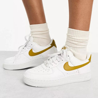 Tenis Casual Mujer Nike Air Force 1 07 White Bronzine vista referencia