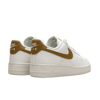 Tenis Casual Mujer Nike Air Force 1 07 White Bronzine vista par atras
