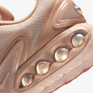 Tenis Mujer Nike Air Max DN x Isamaya Ffench Beige Arena vista talon