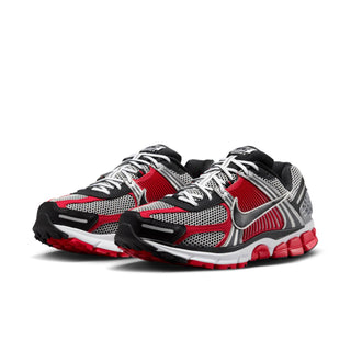 Tenis Hombre Nike Zoom Vomero 5 Rojo Negro Plata Metalico vista par frontal