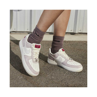 Tenis Mujer Nike Air Force 1 Low Year of the Dragon Soft Pink vista foto referencia