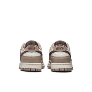 Tenis Mujer Nike Dunk Low taupe vista par atras