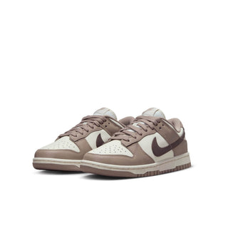 Tenis Mujer Nike Dunk Low taupe vista par frontal