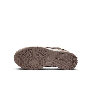 Tenis Mujer Nike Dunk Low taupe vista suela